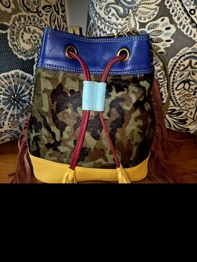 Women’s Camouflage Bucket Bag with Color-Block Trim